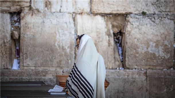 Arte-Reportage über „Jüdisch sein“ Ein orthodoxer Jude betet an der Klagemauer in der Altstadt.