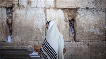 Ein orthodoxer Jude betet an der Klagemauer in der Altstadt.