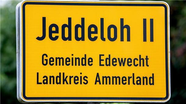 Tolle Kulisse beim Start der Fußball-Regionalliga Nord Ein Ortsschild steht am Ortseingang von Jeddeloh II in der Gemeinde Edewecht.