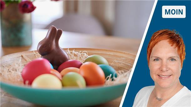 Ein Schoko-Osterhase nackt bei verschiedenen bunten Eiern. Für den Preis muss er mitarbeiten, findet die Autorin.