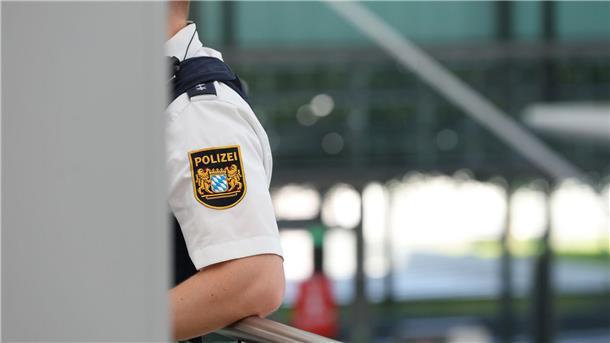 Zügelloses Paar löst Polizeieinsatz in Flugzeug aus Ein Paar hat auf einem Flug „sexuelle Handlungen aneinander vorgenommen“ und mit dem Verhalten gegenüber dem Flugpersonal einen Polizeieinsatz ausgelöst.