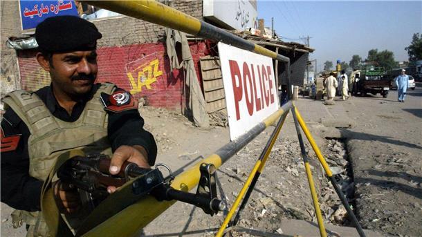 Tote bei Schießerei mit Taliban in Pakistan Ein pakistanischer Polizeibeamter mit schwerem Geschütz.