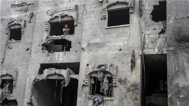 Zwei-Staaten-Lösung: Warum hat es bisher nie geklappt? Ein Palästinenser inspiziert ein zerstörtes Haus nach einem israelischen Luftangriff in Rafah.
