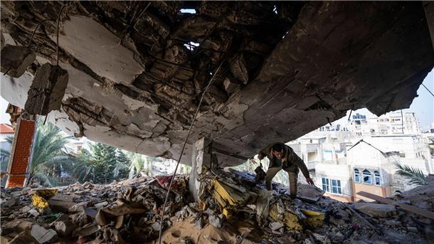 Augenzeugen: Israels Armee bombardiert Ziele in Rafah Ein Palästinenser rettet seine Habseligkeiten nach einem israelischen Angriff auf Rafah.