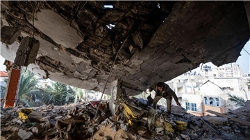 Ein Palästinenser rettet seine Habseligkeiten nach einem israelischen Angriff auf Rafah.