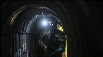 Ein palästinensischer Kämpfer geht durch einen Tunnel unterhalb des Gazastreifens (Archivbild). Experten sprechen von „Dutzenden von Kilometern unter der Erde mit Kommando-, Kontroll- und Kommunikationsräumen, Vorratskammern und Abschussrampen für die Raketen“.