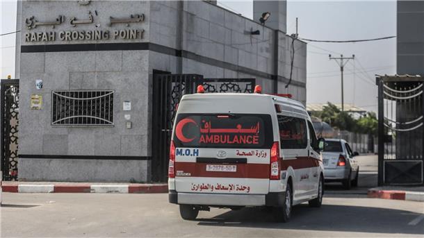Verletzte aus Gaza kommen zur Behandlung nach Ägypten Ein palästinensischer Krankenwagen überquert den Grenzübergang zwischen Gaza und Ägypten.