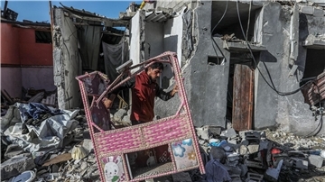 Ein palästinensischer Mann inspiziert sein zerstörtes Haus nach israelischen Luftangriffen im südlichen Gazastreifen. Auch viele Deutsch-Palästinenser sind von dem Krieg betroffen.