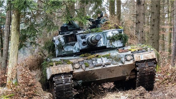 Kein „Tabu“ mehr? Druck zur Kampfpanzer-Lieferung steigt Ein Panzer der polnischen Armee vom Typ Leopard 2.