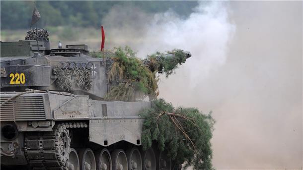 Scholz und Biden schmieden Panzer-Allianz für die Ukraine Ein Panzer Leopard 2A6 des Panzerlehrbataillones 93 der Bundeswehr auf dem Truppenübungsplatz Oberlausitz.