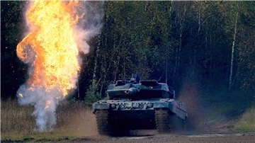 Ein Panzer Leopard 2A6 während einer Übung im niedersächsischen Bergen.