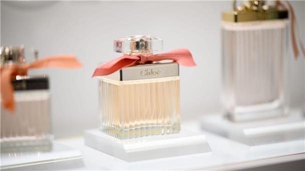 Frankreich exportiert mehr Kosmetik  Ein Parfüm des französischen Damen-Modeunternehmen Chloé, aufgenommen in einer Douglas-Filiale am Jungfernstieg in Hamburg.