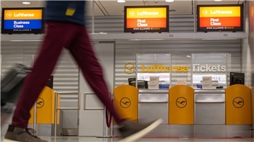 Ein Passagier geht an einem Check-in-Schalter der Lufthansa vorbei.