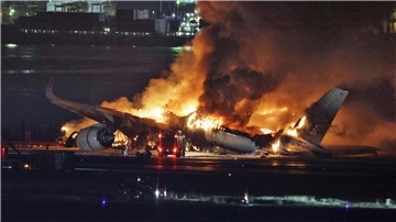 Ein Passagierflugzeug geriet nach der Landung auf dem Tokioter Flughafen Haneda bei der Kollision in Brand.