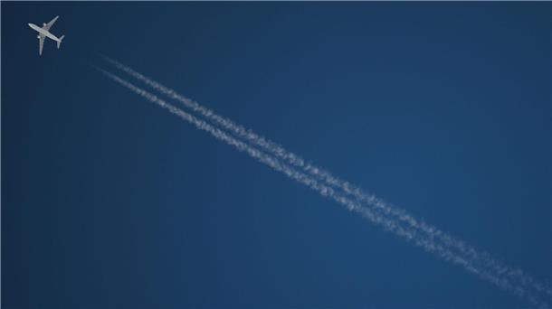 Ein Passagierflugzeug hinterlässt beim Flug CO2 und Kondensstreifen. (Archivbild)