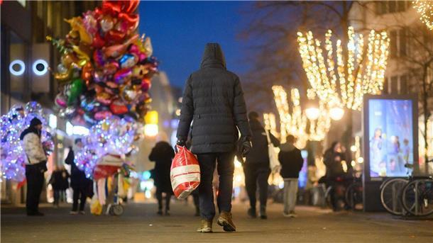 Einzelhandel sorgt sich ums Weihnachtsgeschäft Ein Passant läuft mit einer Einkaufstasch durch die Innenstadt.
