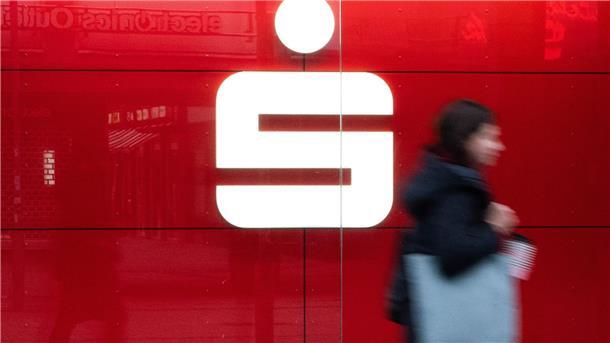 Kreditzusagen der Sparkassen sinken deutlich Ein Passantin läuft an einer Sparkasse in Hannover vorbei.