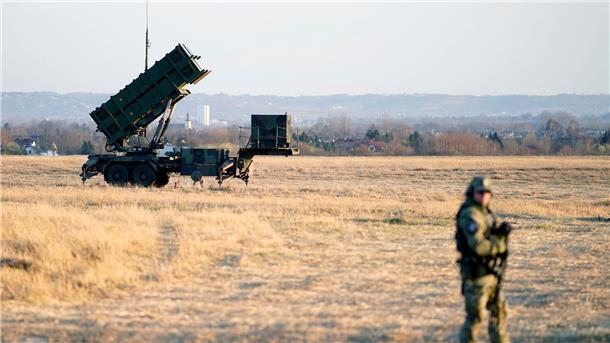 US-Militärhilfe: Was die Milliarden Kiew bringen Ein Patriot-Flugabwehrraketensystem ist auf dem Flughafen Rzeszow-Jasionka in Polen zu sehen. Die Ukraine hofft auf zusätzliche Flugabwehrraketensysteme.
