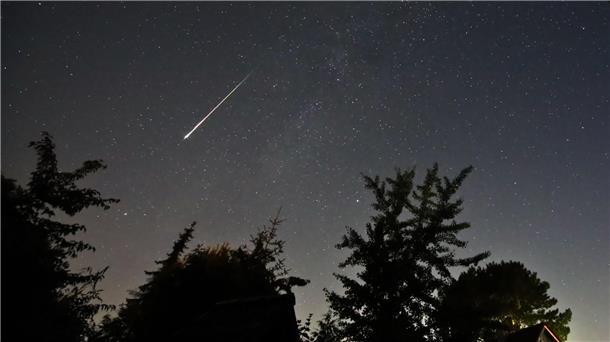 Sternschnuppen verzücken Beobachter Ein Perseidenmeteor zieht über den Himmel in Neumünster.