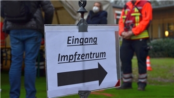 Ein Pfeil weist den Weg zum Eingang es Zevener Impfzentrums. Der besteht aus einem Zelt, in dem die Besucher zunächst auf Symptome einer Covid-19-Erkrankung untersucht werden. Erst danach dürfen sie die eigentlichen Räume des ehemaligen Martin-Luther-Krankenhauses betreten.