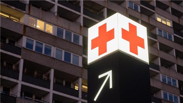 Ein Pfeil weist den Weg zur Notaufnahme eines Krankenhauses.