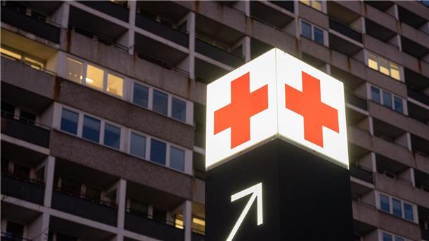 18-Jähriger sticht anderem 18-Jährigen Messer in den Rücken Ein Pfeil weist den Weg zur Notaufnahme eines Krankenhauses.