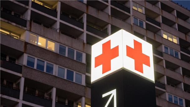 46-Jährige stirbt nach Handtaschenraub in Uelzen Ein Pfeil weist den Weg zur Notaufnahme eines Krankenhauses.