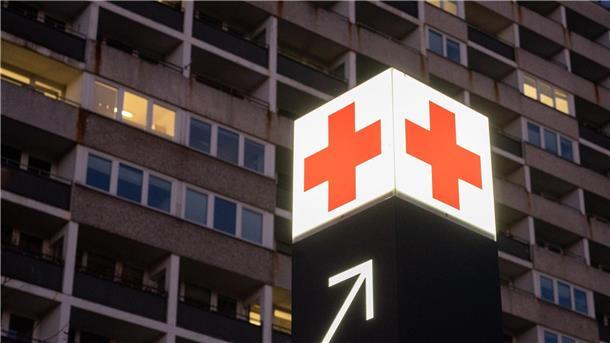 15-Jähriger bei Unfall schwer verletzt Ein Pfeil weist den Weg zur Notaufnahme eines Krankenhauses.