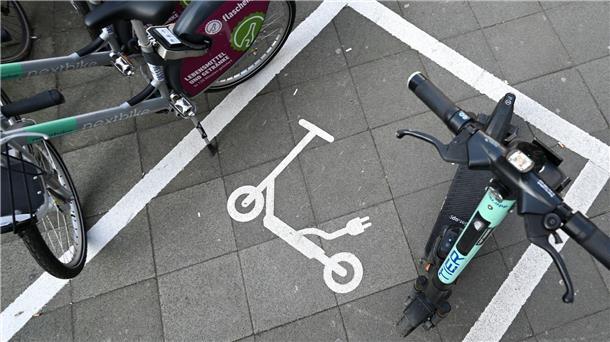 Abstellchaos bei E-Scootern - ein Ende in Sicht? Ein Piktogramm weist auf eine Abstellfläche für E-Scooter hin. Die Stadt Frankfurt setzt seit einem Jahr auf kostenpflichtige Sondernutzungserlaubnisse für die Verleiher der Scooter.