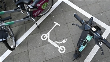 Ein Piktogramm weist auf eine Abstellfläche für E-Scooter hin. Die Stadt Frankfurt setzt seit einem Jahr auf kostenpflichtige Sondernutzungserlaubnisse für die Verleiher der Scooter.