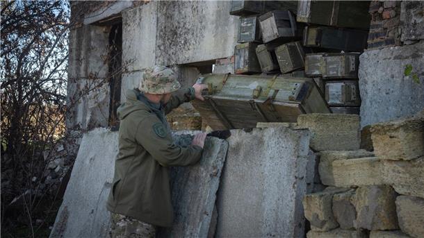 Kiew verspricht Wehrpflichtigen Entlassung aus Streitkräften Ein Pionier der ukrainischen Armee untersucht von den russischen Truppen zurückgelassene Munition.