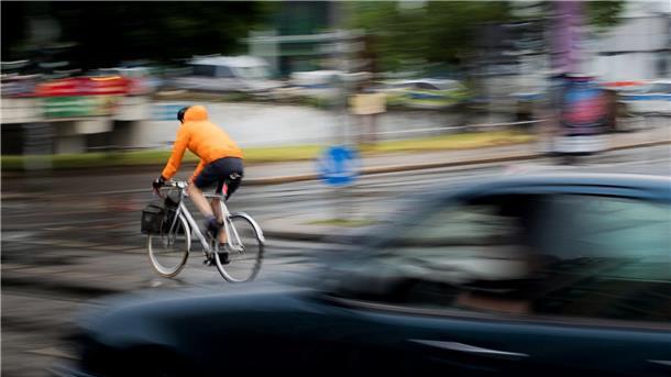 Unfallforscher: Aggressives Verhalten im Verkehr nimmt zu Ein Pkw fährt hinter einem Fahrradfahrer an einer Kreuzung einer Hauptverkehrsstraße in Berlin. Inwieweit Maßnahmen zur Verbesserung der Verkehrssicherheit befürwortet werden, hängt auch stark vom Alter ab.