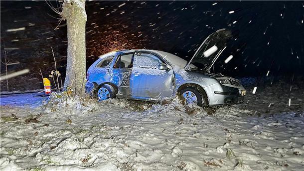 Ein Pkw ist bei starkem Schneefall von der Straße abgekommen und zwischen Deschka und Zentendorf im Landkreis Görlitz (Ostsachsen) gegen einen Baum geprallt.