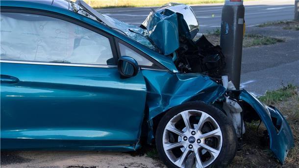 Ein Pkw ist nach einem Unfall schwer beschädigt. Die Kosten für die Autoversicherung sind erheblich gestiegen.