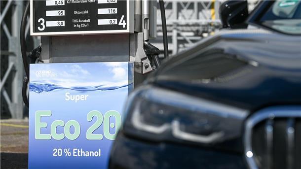 Erste öffentliche E20-Zapfsäule in Deutschland wird eröffnet Ein Pkw parkt vor einer E20-Tankstelle im Werk der Südzucker-Tochter CropEnergies in Zeitz.