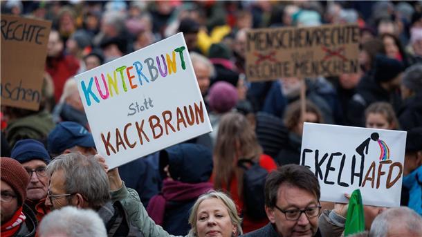 Erneut Proteste gegen rechts in mehreren Städten Ein Plakat „Kunterbunt statt Kackbraun“ ist bei einer Demonstration gegen Rechtsextremismus in Gütersloh auf einem Plakat zu sehen.