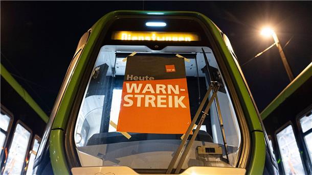 Aufruf zu Warnstreiks im ÖPNV: Mehrere Städte betroffen Ein Plakat mit der Aufschrift „Warnstreik“ hängt an einer Stadtbahn.