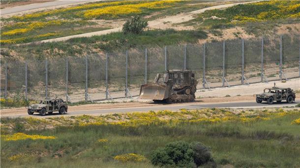 Israel baut Anlage zur Personenkontrolle im Norden Gazas Ein Planierraupe der israelischen Armee ist in der Nähe der Grenze zum Gazastreifen zu sehen: Israel errichtet Berichten zufolge eine Kontrollstation.