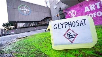 Ein Plastikcontainer mit der Aufschrift „Glyphosat“ steht bei einer Protestaktion vor dem Eingang des Chemiekonzerns Bayer. Das Mittel bleibt zugelassen.