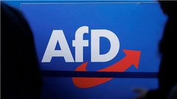 Ein Politiker der AfD hat eine strafbare SA-Losung auf Plakate drucken lassen.