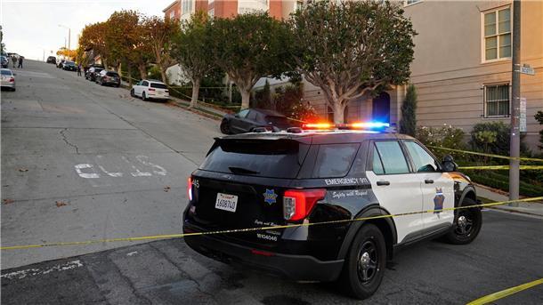 Ein Polizeiauto blockiert die Straße unterhalb des Hauses von Nancy und Paul Pelosi in San Francisco.