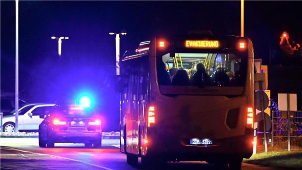Hamburger Flughafen: Glückliches Ende einer Geiselnahme Ein Polizeiauto eskortiert einen Bus mit Menschen vom Flughafen Hamburg.