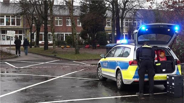 Jugendliche verletzt Mitschülerin mit Messer schwer Ein Polizeiauto steht vor dem Gebäude einer  Grund- und Hauptschule in Lüdingworth. Dort hat ein Mädchen ein anderes mit einem Messer schwer verletzt.