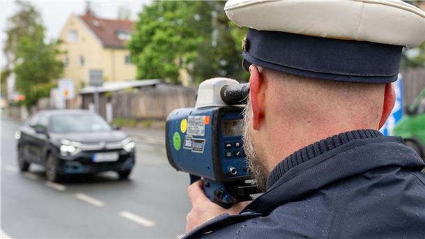 Blitzermarathon in acht Bundesländern Ein Polizeibeamter nimmt in Nürnberg einen Verkehrsteilnehmer mit einem Messgerät ins Visier.