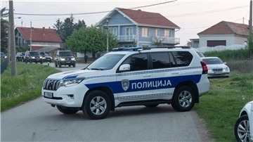 Ein Polizeifahrzeug blockiert den Eingang zum Dorf Dubona, etwa 50 Kilometer südlich von Belgrad.
