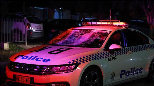 Ausschreitungen nach Terrorangriff auf Bischof in Sydney Ein Polizeifahrzeug mit zertrümmerter Windschutzscheibe.