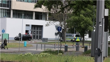 Ein Polizeifahrzeug steht vor dem Klinikum in Erfurt.