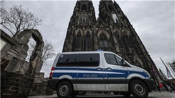 Ein Polizeifahrzeug steht vor dem Kölner Dom.