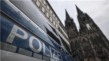 Ein Polizeifahrzeug steht vor dem Kölner Dom. Für den Jahreswechsel sei die Polizei gut aufgestellt, „für alles, was da kommen mag“, sagt Einsatzleiter Martin Lotz.