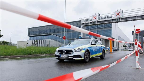 Zwei Tote im Mercedes-Werk - Motiv nach Schüssen unklar Ein Polizeifahrzeug verlässt an Tor 5 das Werksgelände.